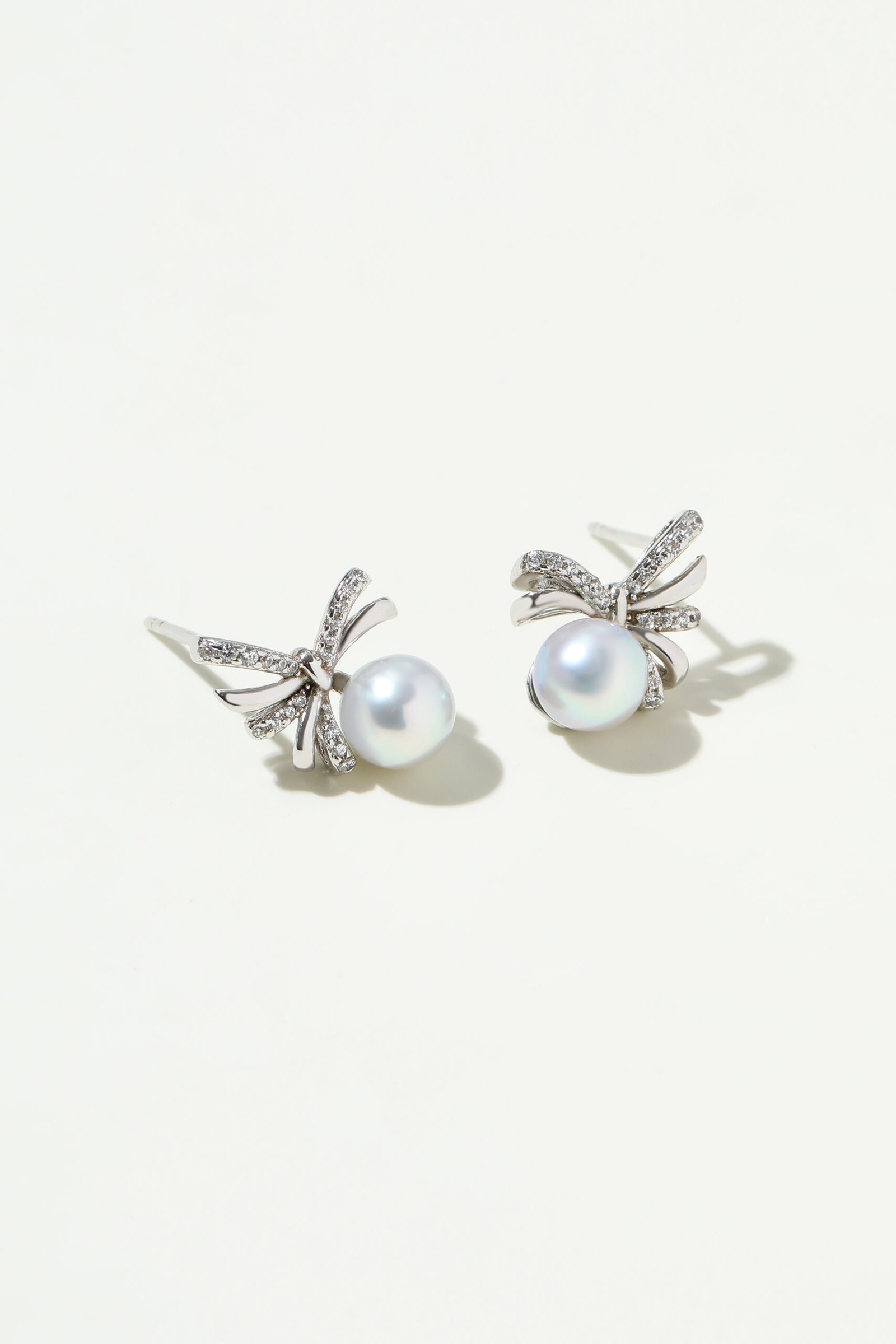 AK2A7182_1 There are so many bows and numb earrings - Image 1